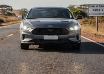 Esquecer luz baixa em rodovia de pista simples gera multa de R$ 130,16 e 4 pontos na CNH