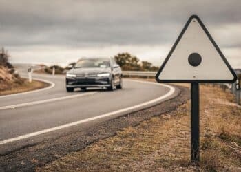 Motoristas que ignoram placa de trânsito com ponto preto e arriscam a segurança em trechos perigosos
