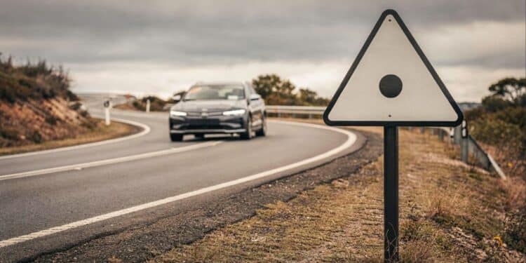 Motoristas que ignoram placa de trânsito com ponto preto e arriscam a segurança em trechos perigosos