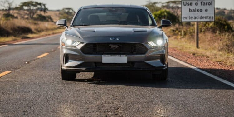 Esquecer luz baixa em rodovia de pista simples gera multa de R$ 130,16 e 4 pontos na CNH