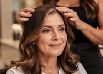 Quatro cores de tinta que disfarçam os fios brancos e te deixam mais jovem