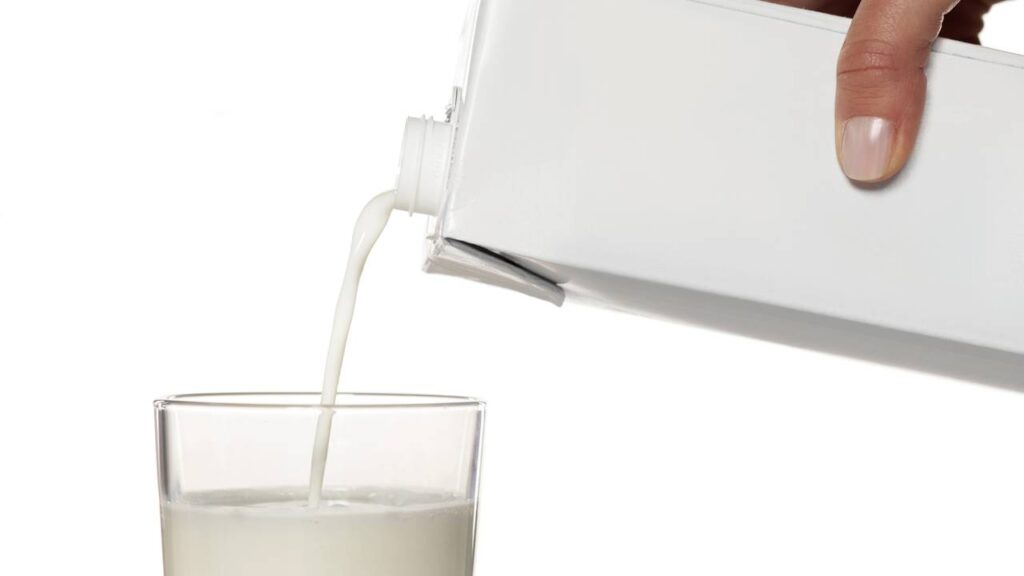 Leite de marca amplamente consumida é retirado do mercado por fraude detectada em ação da Anvisa