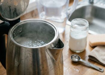 Aprenda a remover pedra calcária da chaleira elétrica usando ingredientes simples que você já tem em casa