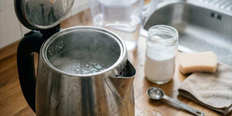 Aprenda a remover pedra calcária da chaleira elétrica usando ingredientes simples que você já tem em casa