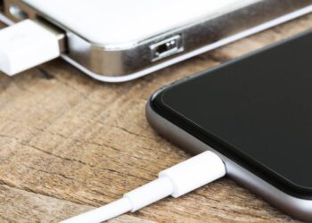 Seu celular pode demorar horas para carregar se você usar o USB errado