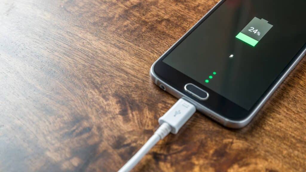 Seu celular pode demorar horas para carregar se você usar o USB errado