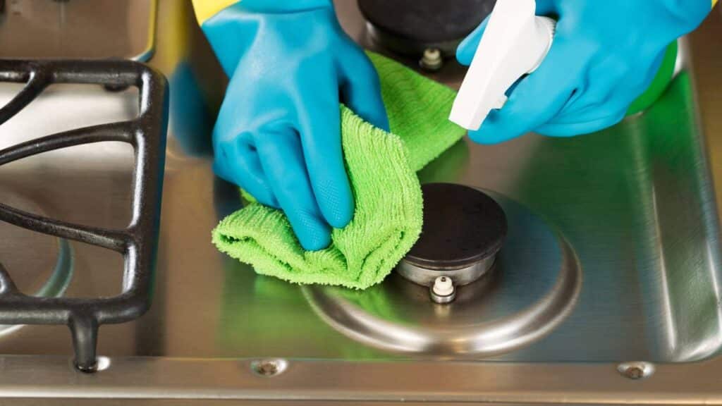 Essa combinação caseira deixa as bocas do fogão limpas, brilhando e livres de crostas pesadas