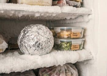 Esse truque com papel-alumínio faz o congelador descongelar mais rápido e sem danificar nada