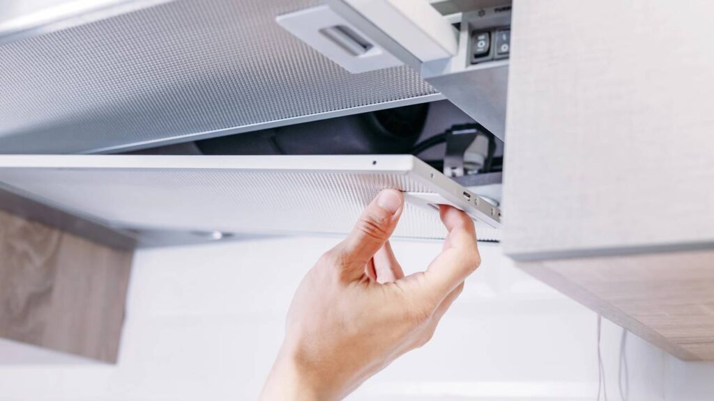 Como limpar o exaustor da cozinha com solução caseira e evitar que a gordura acabe com a eficiência do aparelho