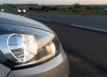 Lei do farol já está valendo em todo o Brasil e motoristas precisam se adaptar às exigências de 2026