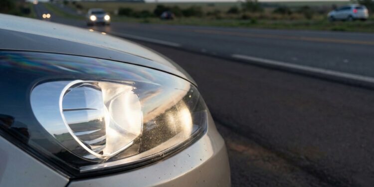 Lei do farol já está valendo em todo o Brasil e motoristas precisam se adaptar às exigências de 2026