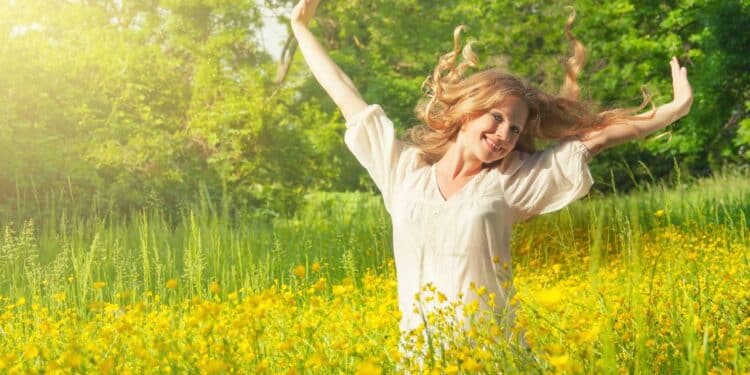 Garota aproveitando o sol de verão - Créditos: depositphotos.com / evgenyataman