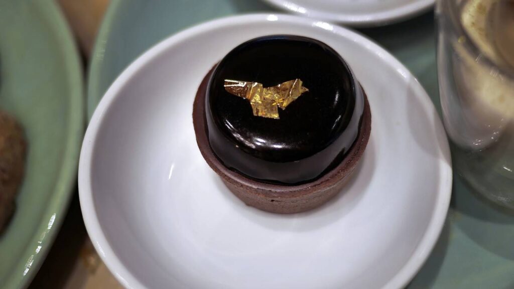 Anvisa suspende glitter culinário comestível e folhas de ouro depois de encontrar plástico