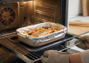 Esse hábito comum com papel alumínio no forno elétrico pode danificar o aparelho e alterar o sabor dos alimentos