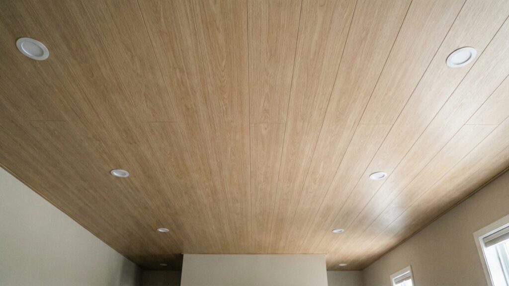 Reforma sem dor de cabeça: nova técnica mais limpa e rápida no teto aposenta o gesso tradicional