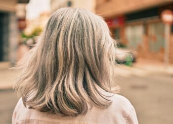 As tendências de corte para cabelos grisalhos para 2026 que toda mulher 40+ precisa ver