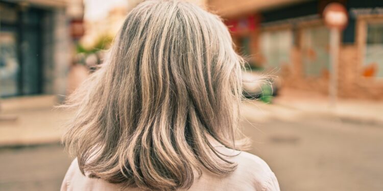 As tendências de corte para cabelos grisalhos para 2026 que toda mulher 40+ precisa ver
