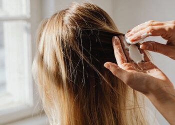 Se você tem cabelos finos, o seu condicionador “favorito” pode estar te sabotando sem você perceber, e o efeito piora com o tempo