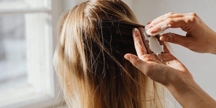 Se você tem cabelos finos, o seu condicionador “favorito” pode estar te sabotando sem você perceber, e o efeito piora com o tempo