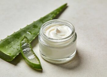 Como preparar um creme facial com aloe vera para ajudar na produção de colágeno e cuidar da pele