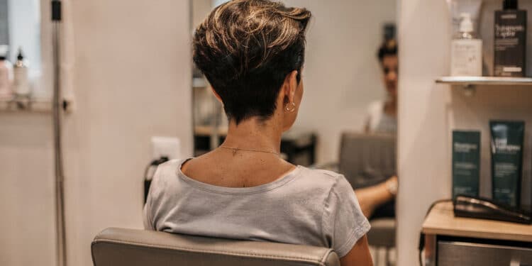 Cortes de cabelo curtos para mulher de 40 anos em 2026 que rejuvenescem e transformam o visual com leveza e personalidade