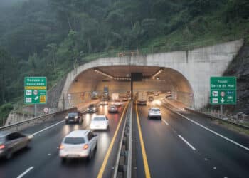 Novo túnel que atravessa a Serra com mais de 5km pode reduzir até 40 minutos da sua ida ao litoral e mudar totalmente o jeito de viajar entre São Paulo e a praia até 2027