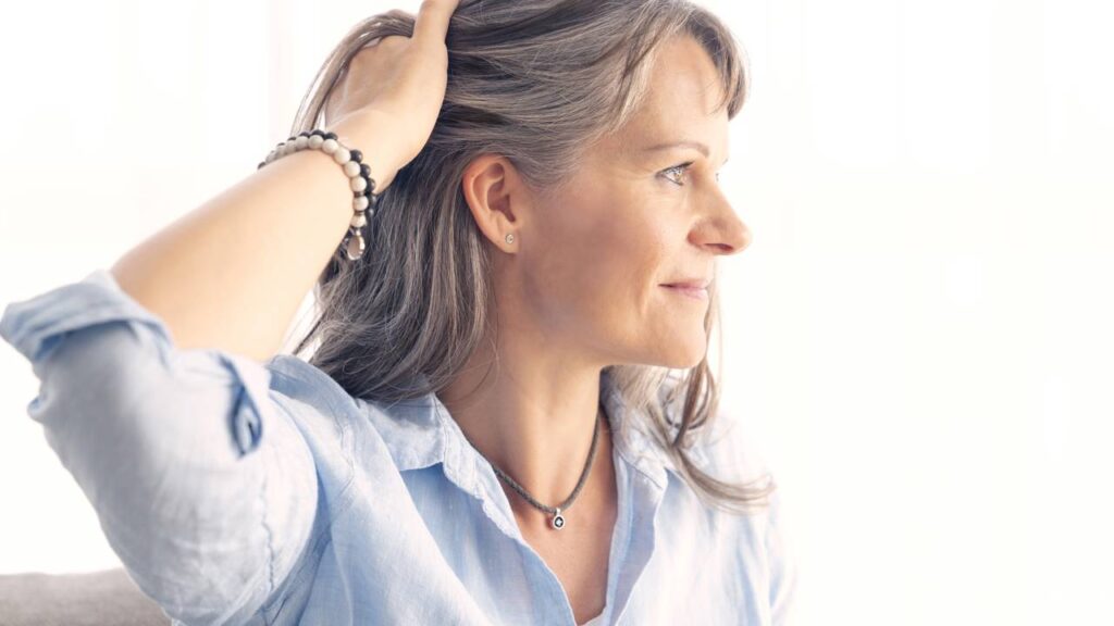 Cabelos brancos nunca mais: shampoo barato que recupera o tom natural dos fios conquista quem busca praticidade