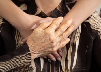 Novo benefício do governo prevê pagamento por mês para quem exerce cuidado de idosos no ambiente familiar - Créditos: depositphotos.com / Visoot2020@gmail.com