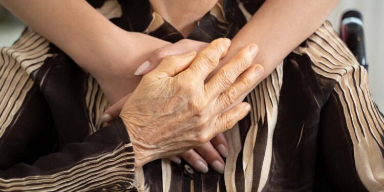 Novo benefício do governo prevê pagamento por mês para quem exerce cuidado de idosos no ambiente familiar - Créditos: depositphotos.com / Visoot2020@gmail.com