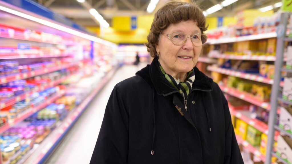 Lei obriga supermercados como Carrefour e Assaí Atacadista a dar prioridade no atendimento para os idosos acima de 60 anos