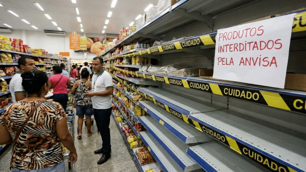 Prateleiras de produtos interditados pela Anvisa