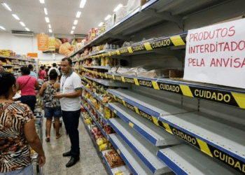 Prateleiras de produtos interditados pela Anvisa