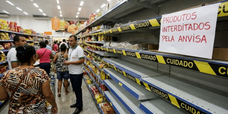 Prateleiras de produtos interditados pela Anvisa