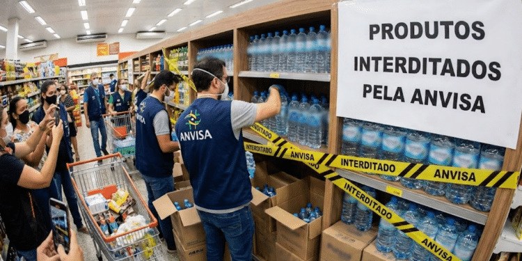 Anvisa emite alerta após remover lotes de água mineral do comércio