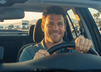 Motorista contente conduzindo o veículo