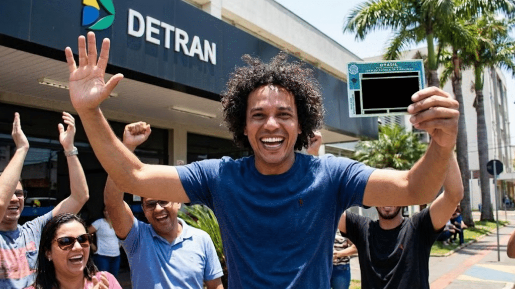 Brasileiros que cumprem requisitos poderão tirar a CNH gratuitamente a partir de 2026