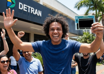 Brasileiros que cumprem requisitos poderão tirar a CNH gratuitamente a partir de 2026