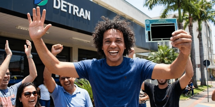 Brasileiros que cumprem requisitos poderão tirar a CNH gratuitamente a partir de 2026