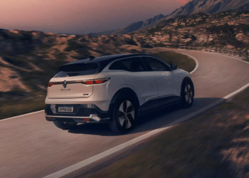 Renault Megane E-Tech sendo utilizado na estrada - Créditos: Renault/Divulgação