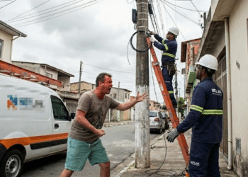 Homem discutindo com técnicos por cortarem sua internet