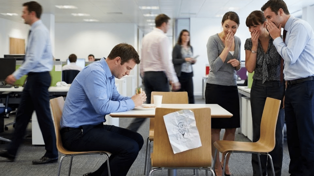 Divulgação de advertência em rede interna gera indenização de R$ 28 mil a trabalhador por exposição indevida