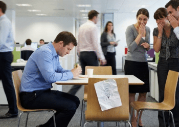 Divulgação de advertência em rede interna gera indenização de R$ 28 mil a trabalhador por exposição indevida