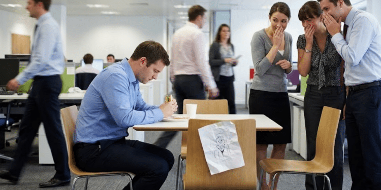 Divulgação de advertência em rede interna gera indenização de R$ 28 mil a trabalhador por exposição indevida