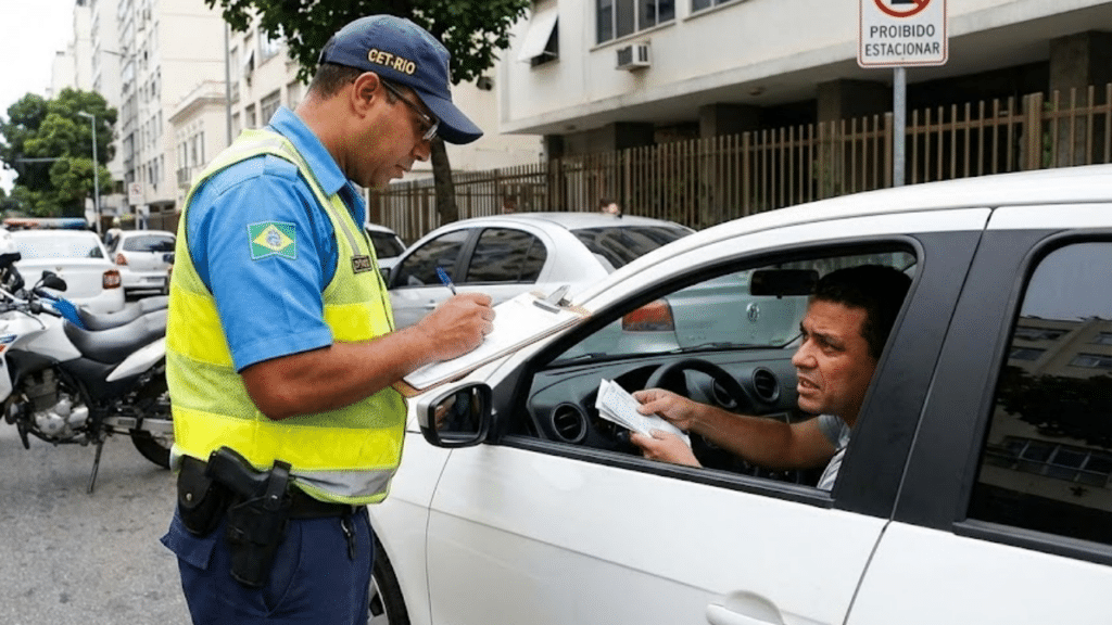 Conheça cinco infrações de trânsito gravíssimas que geram multas superiores a R$ 2.900 e seguem válidas em 2026