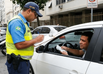Motorista sendo multado na rua