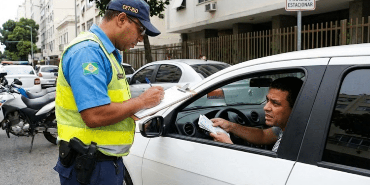 Conheça cinco infrações de trânsito gravíssimas que geram multas superiores a R$ 2.900 e seguem válidas em 2026