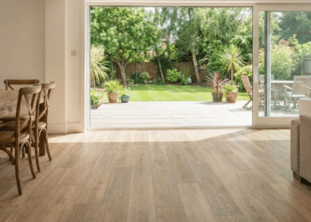 Mudança no design de interiores marca o fim do porcelanato e revela o piso que vem conquistando projetos modernos