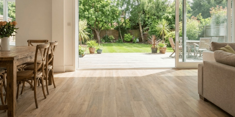 Mudança no design de interiores marca o fim do porcelanato e revela o piso que vem conquistando projetos modernos