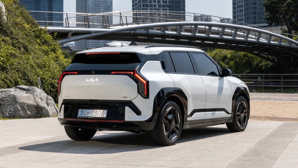 Kia EV3 surge como aposta forte entre os SUVs elétricos, com alcance de 605 km e previsão de estreia no Brasil em 2026