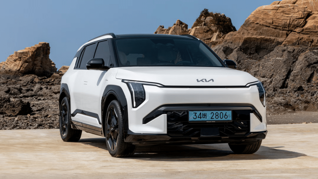 Novo SUV elétrico Kia EV3 promete autonomia de até 605 km, preço estimado em R$ 210 mil e chegada ao Brasil em 2026